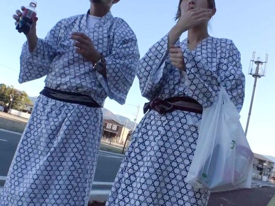 【温泉NTR】巨乳彼女が混浴で寝取られ！彼氏の目の届かない場所で、知らない男に誘われ、他人棒に夢中になる巨乳美女！彼氏には内緒のこっそりセックスにハマる！ｗｗ