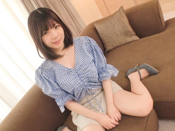 【18歳Gカップ美少女】『初めてで…』初々しい女学生が隠れ巨乳を揺らしまくり！たわわなデカ乳を高速ピストンで責められ、ウブなカラダが敏感に反応！制服の下に隠れたエッチなボディが全開♡