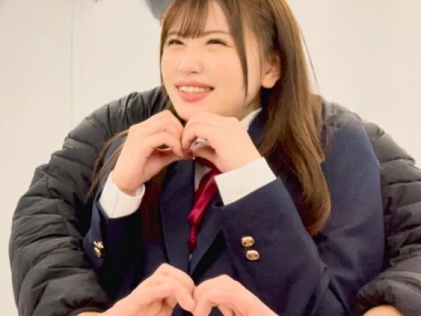 【制服娘とオジさんの背徳デート】『ダメ…でも気持ちいい…』笑顔が可愛いJKがホテルで桃色マ○コを濡らしちゃう！制服姿から大胆に乱れる姿は必見！オジさんの濃厚プレイに夢中♡