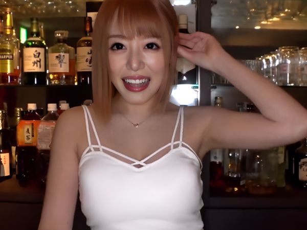 【スポーツバー美女の裏バイト】『気持ちいい…もっと…』元気いっぱいなスポーツバー店員が、裏で見せるエロすぎるフェラテク！ジュルジュルと音を立てながらチンポを舐め回し、そのまま騎乗位で激しく腰を振り、絶頂を迎える！スポーツで鍛えたボディがエロさ全開！♡