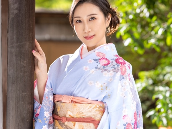 【着物美熟女の濃厚ご奉仕】『もっと気持ちよくしてあげる…』極上美魔女が絡みつく舌でベロチュー＆チンポを徹底的に責めまくる！熟練テクで男を骨抜きにする淫乱プレイ♡