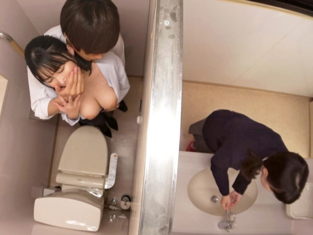 【巨乳女教師の禁断レッスン】『誰か来ちゃう…』Hカップのむちむちボディを個室トイレで密着させ、同僚とスリル満点の背徳SEX!火照ったカラダが止まらない♡