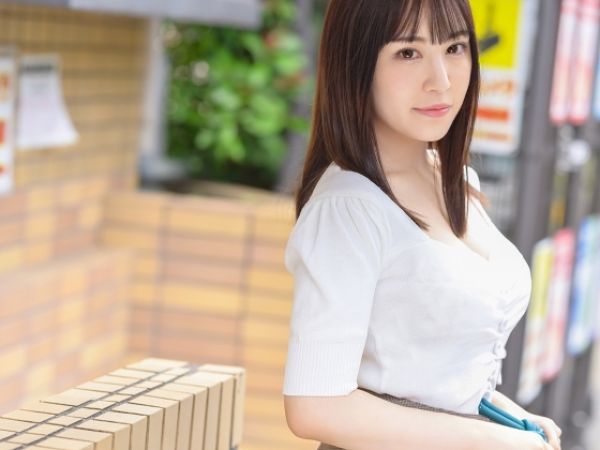 【元アイドルがお宅訪問】人気グループ卒業の彼女が素人男性宅で大サービス！おじさんチンポを丁寧に舐め回し、おまんこを貸し出して性処理サポート♡元アイドルのご奉仕プレイがヤバい！